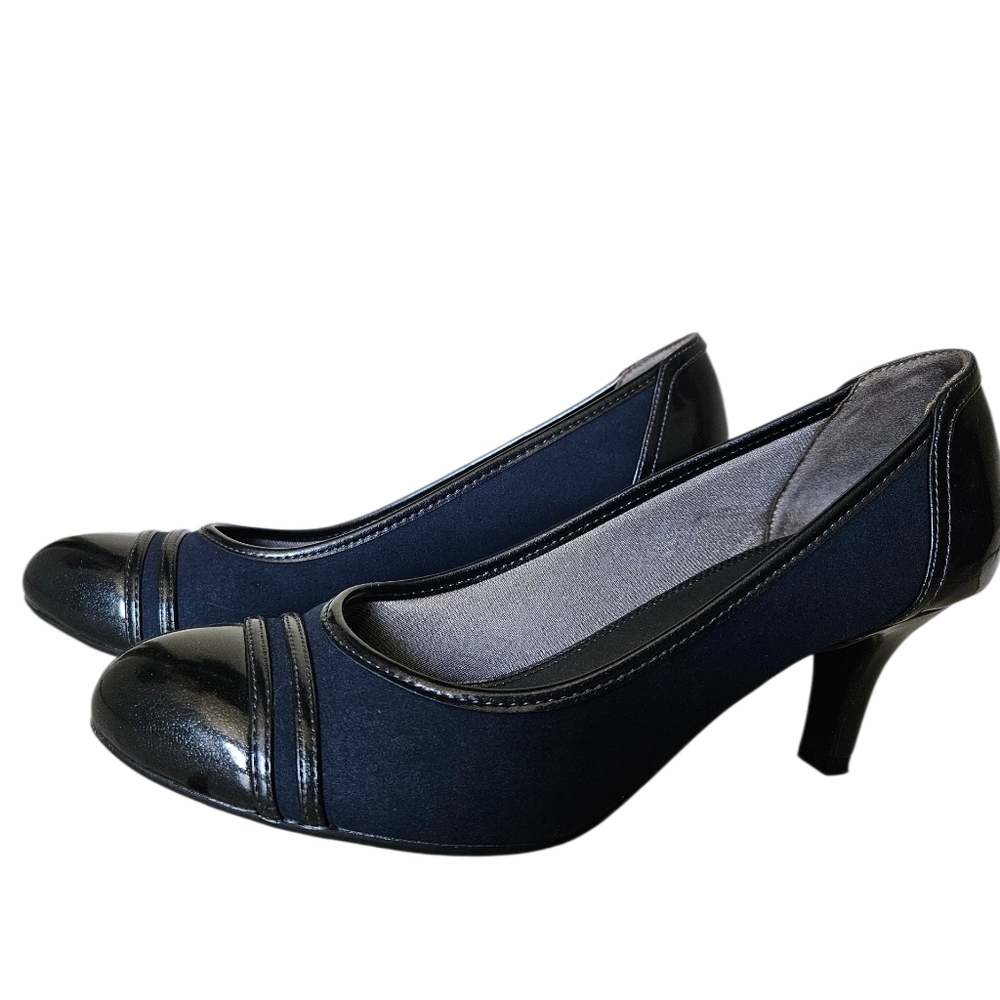 Life Stride Petunia Navy and Black Mid Heel Pumps
